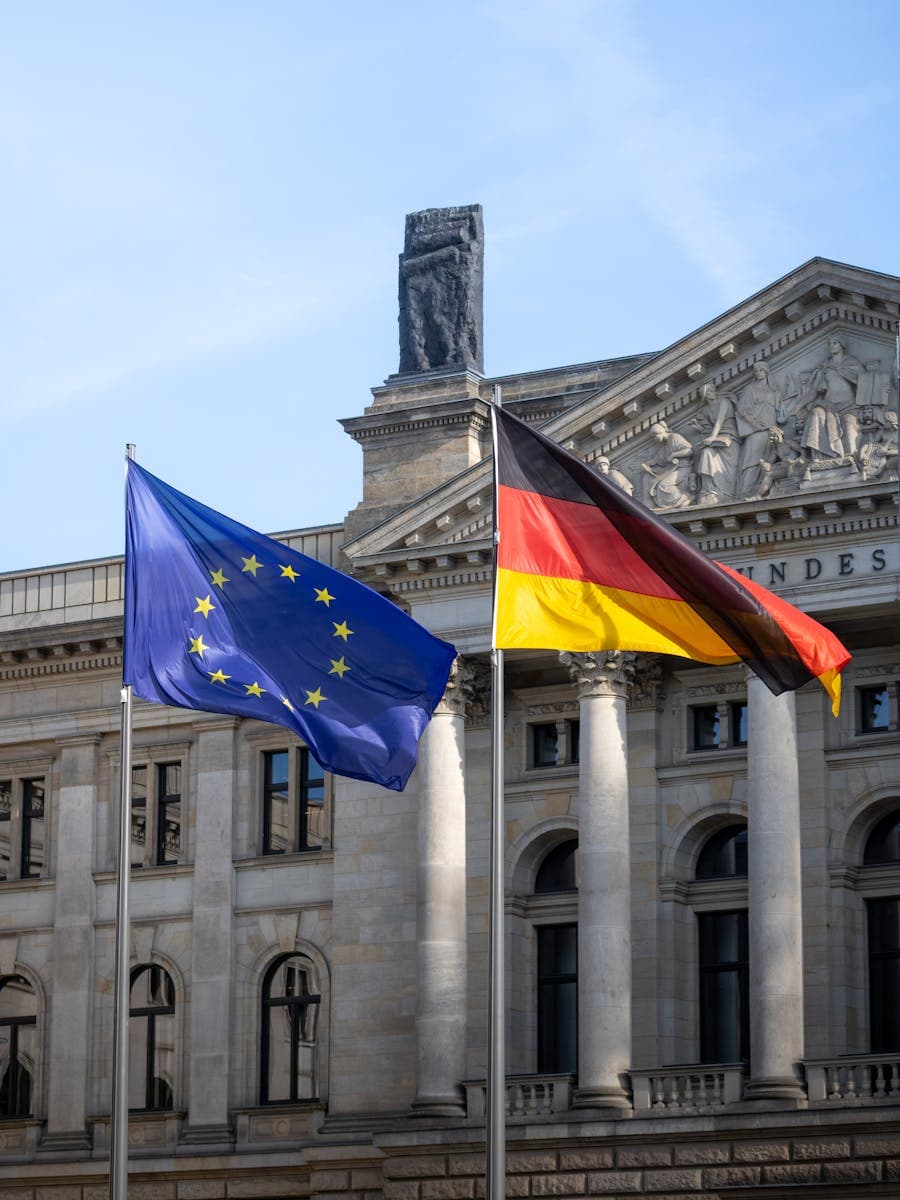 Cancelarul german anunţă reforme pentru a redresa economia: Reducerea cu 8% a funcționarilor din ministere / Combaterea fraudei cu ajutoare sociale