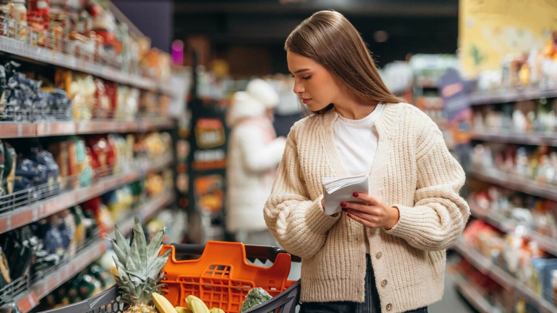 Greșelile care îți golesc portofelul la supermarket. Cum să cheltuiești mai puțin la cumpărături