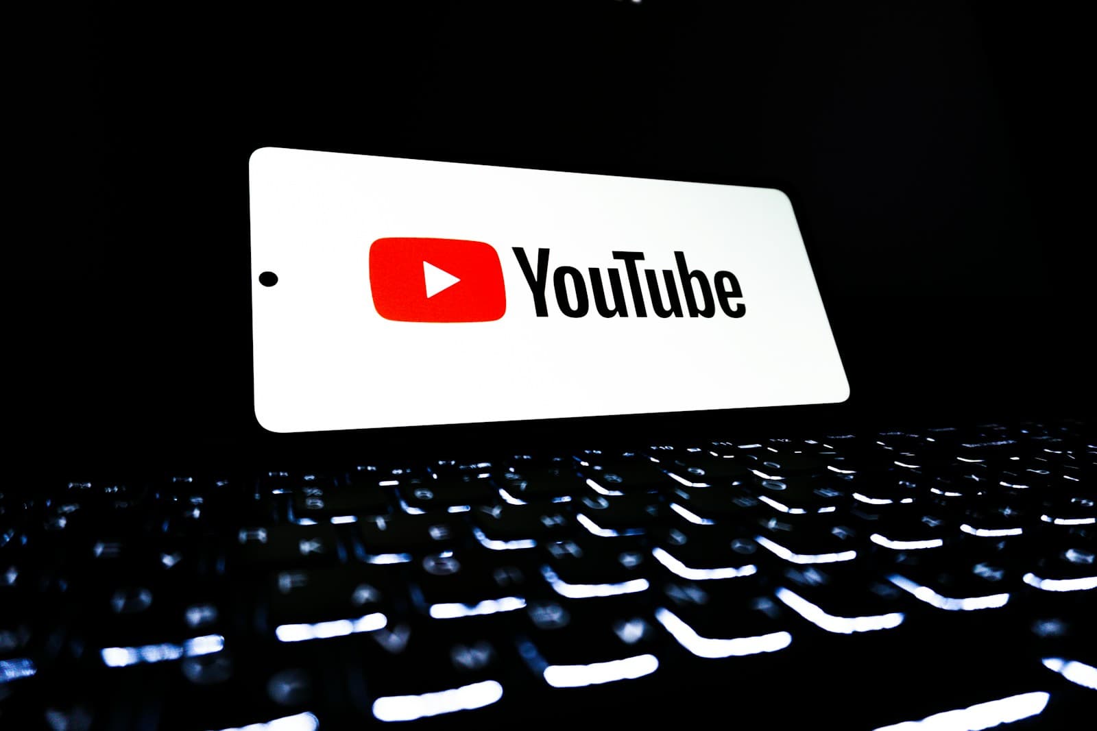 YouTube a ajuns la o înţelegere cu un adolescent american, care a acuzat platforma că i-ar fi afectat sănătatea mintală