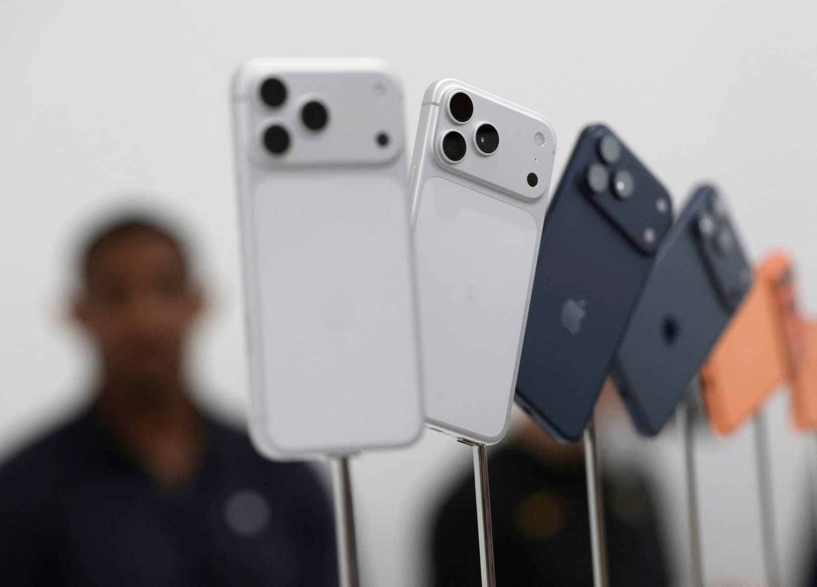 Un teatru din Sibiu cere publicului un iPhone 15 Pro / ”Legea permite achiziția de telefoane de cel mult 350 de lei” / „Ajutați-ne să strălucim în social media!”