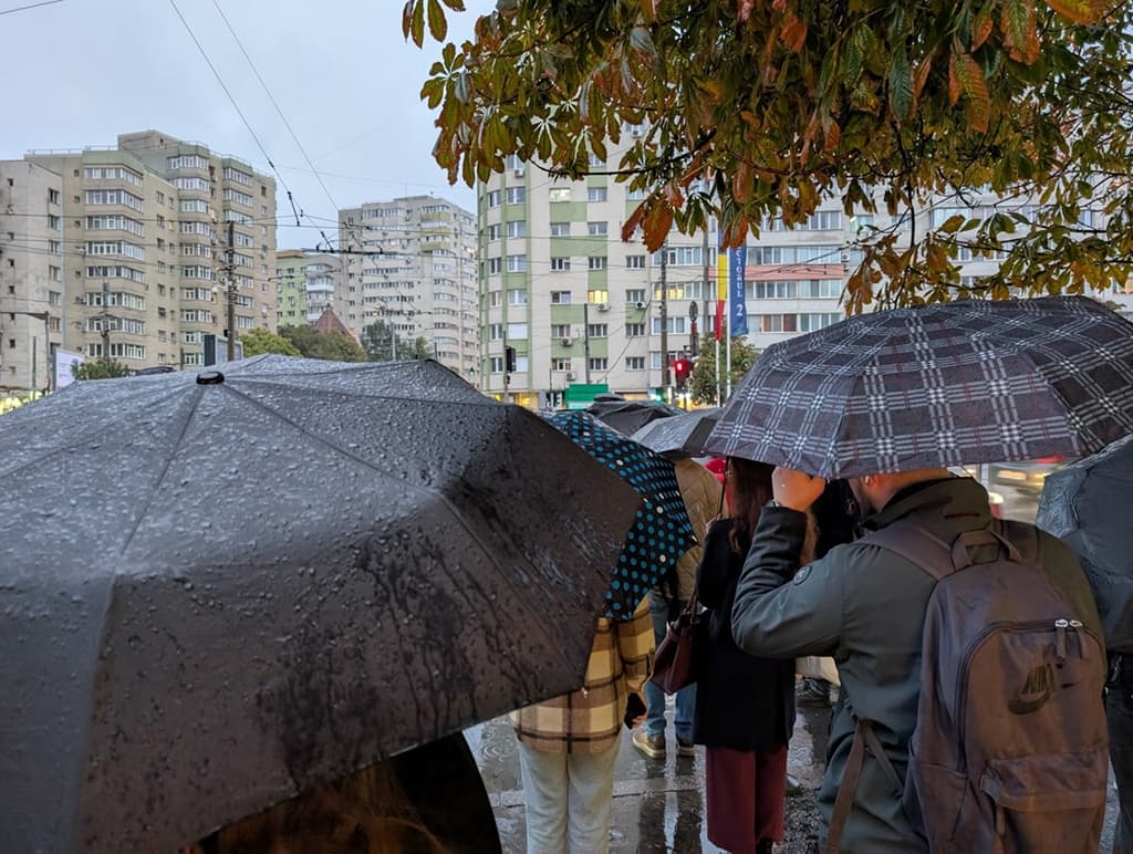 Cum va fi vremea sâmbătă în București / Noi perioade de furtuni și ploi torențiale