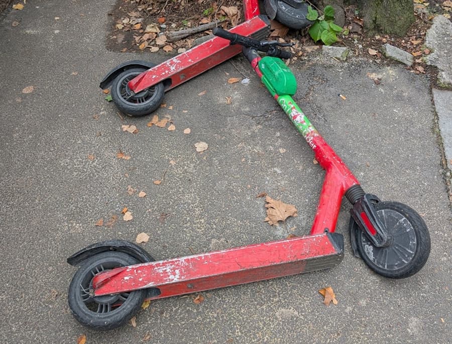 Elev de 14 ani dintr-o localitate din Timiș, în comă după ce a căzut cu trotineta electrică / Plecase de la şcoală în timpul orelor
