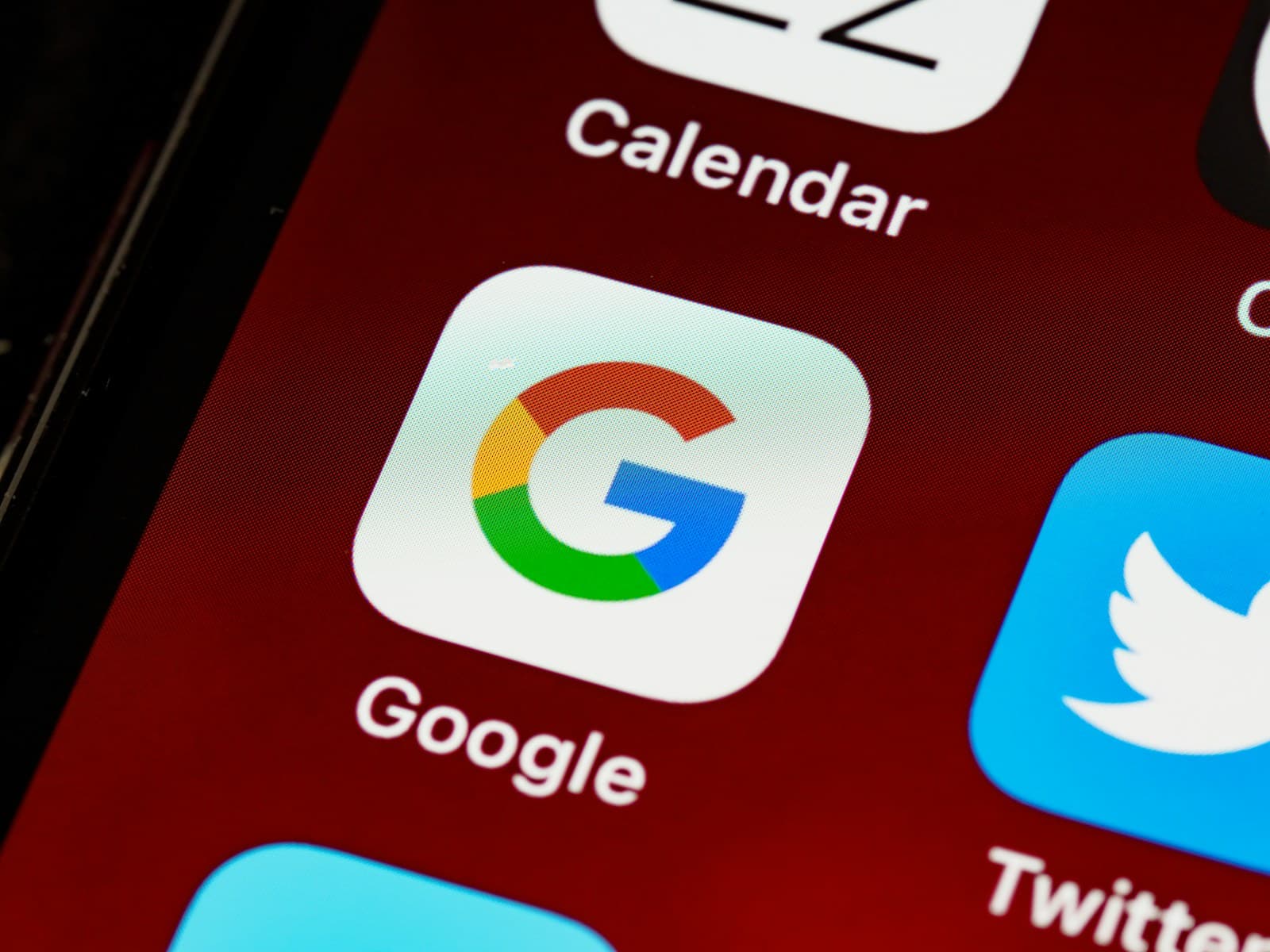 Google, Meta și TikTok, acuzate în Uniunea Europeană că nu protejează utilizatorii de fraude financiare
