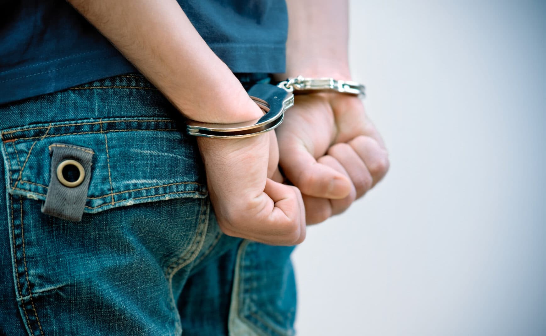 Două persoane arestate sub acuzația de pornografie infantilă / Ar fi făcut parte dintr-o grupare care distribuia fotografii şi videoclipuri cu minori aflaţi în ipostaze sexuale