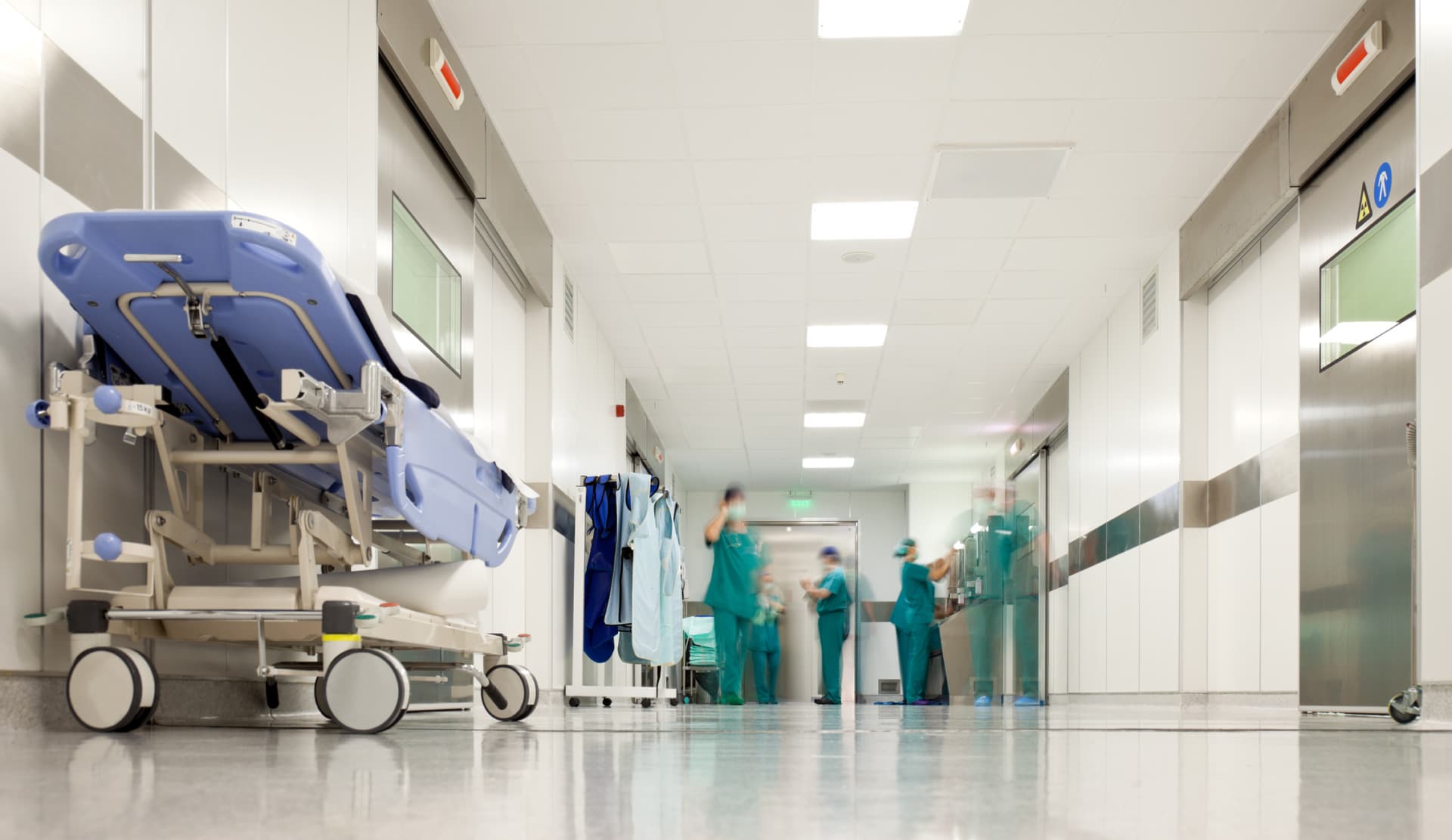 Un medic misionar american care a contractat Ebola, soția lui și cei 4 copii ai lor, primiți de Germania pentru a fi internați în Spitalul Carităţii din Berlin
