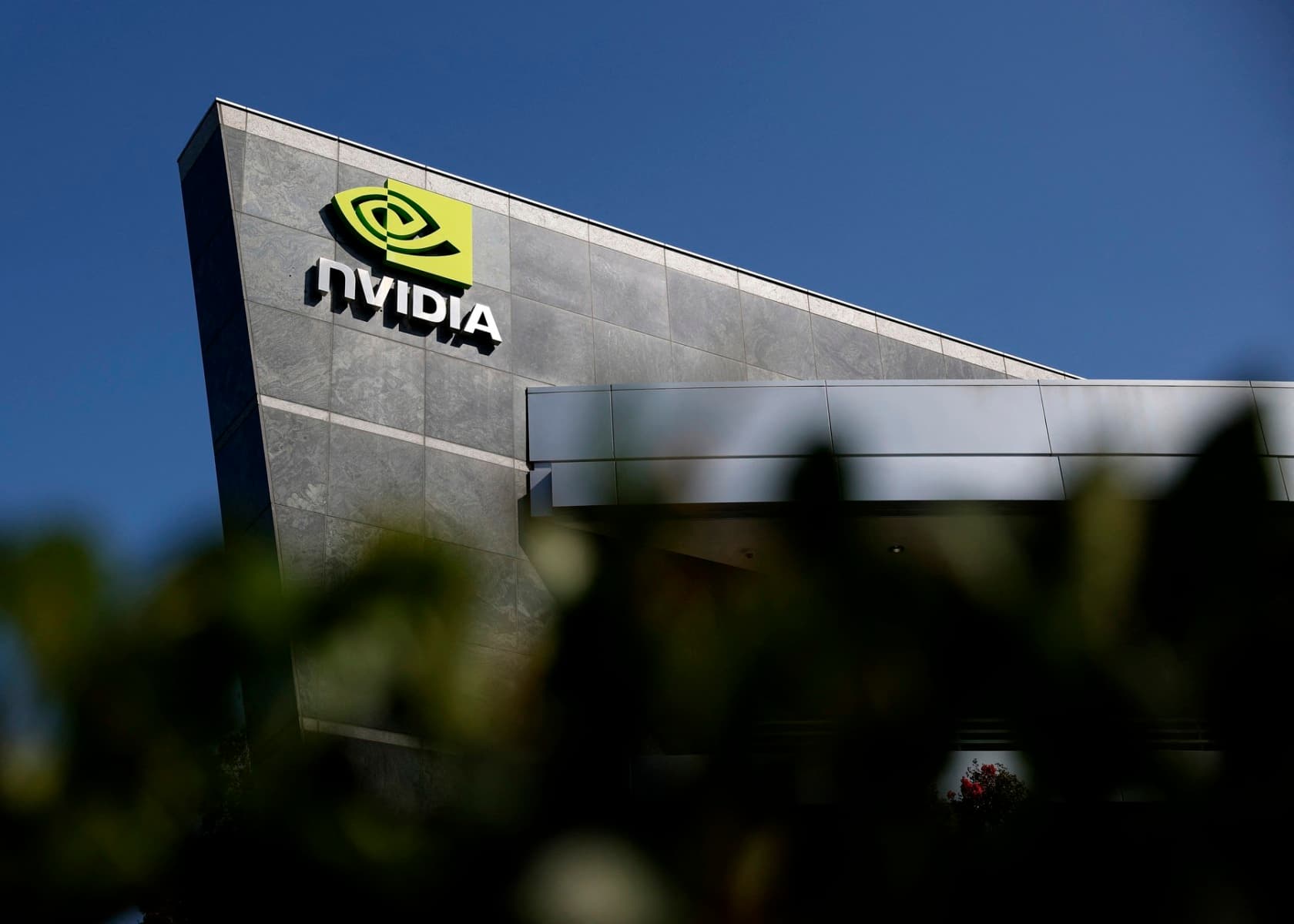 Bloomberg: Cipuri Nvidia au ajuns ilegal în China printr-un startup din Thailanda / Gigantul chinez Alibaba, printre beneficiari / Anchetă în SUA