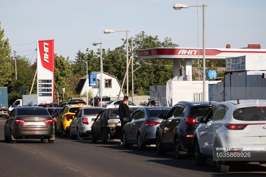 Penurie de carburanţi în Rusia: Cazacii asigură ordinea la benzinăriile dintr-o staţiune de la Marea Neagră / Îi împiedică pe șoferi să-și umple și canistrele