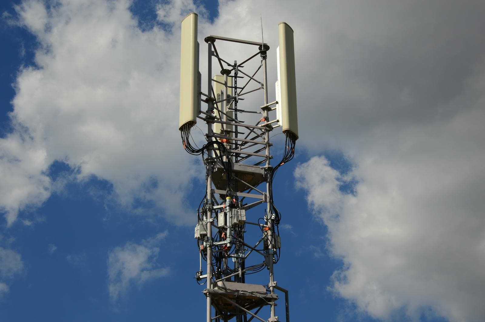 Acord între Bouygues Telecom, Iliad și Orange pentru preluarea SFR într-una dintre cele mai mari tranzacții din sectorul telecomunicațiilor din Europa