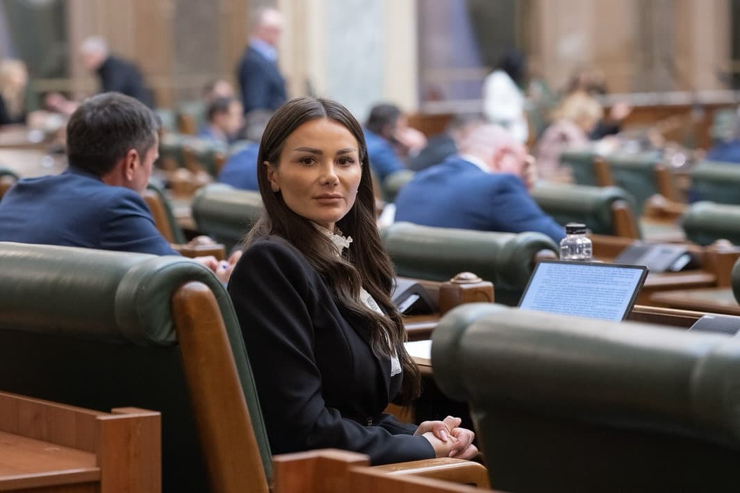 Femeia care a bătut-o cu ranga pe senatoarea Valentina Aldea, fostă membră POT, trimisă în judecată. E acuzată de lovire și distrugere