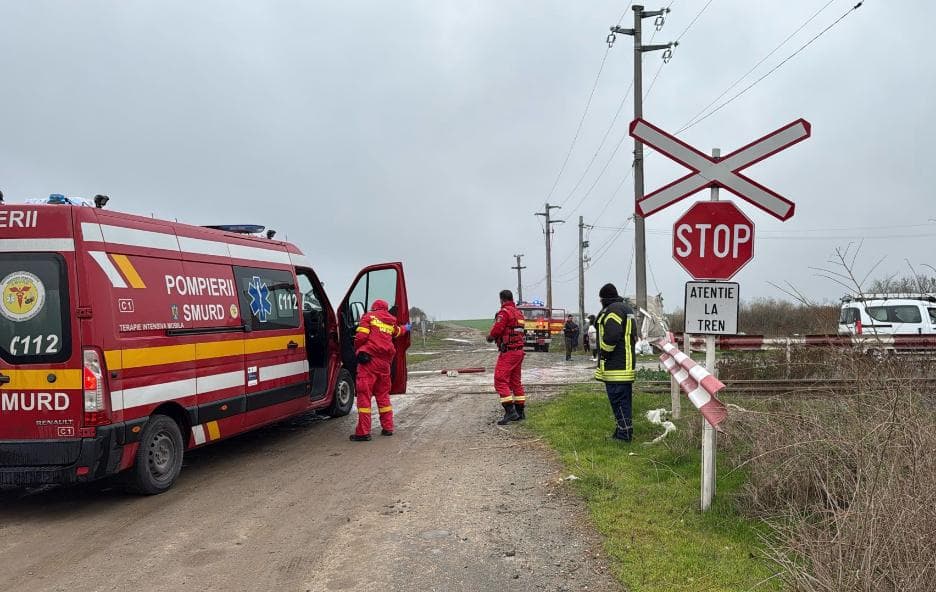 Tiimișoara: Ambulanță lovită de tren, la Urseni; 4 persoane rănite transportate la spital