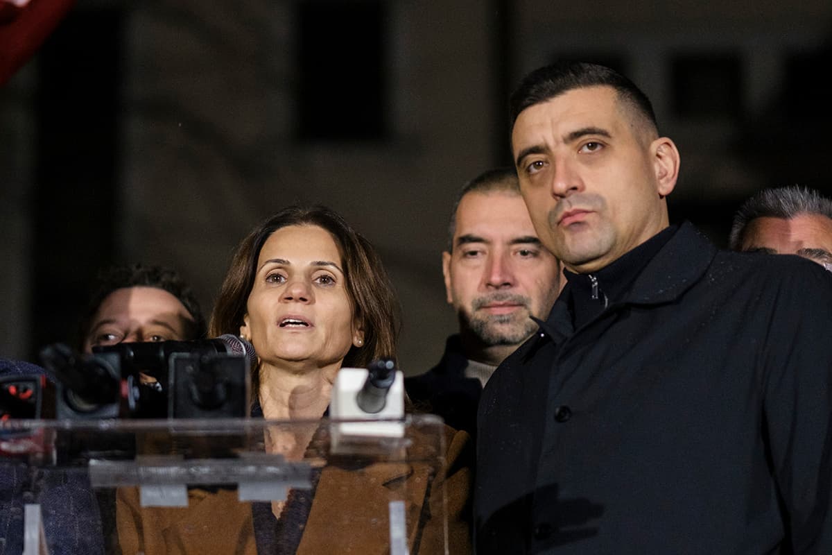 S-a rupt lanțul de iubire dintre George Simion și Anca Alexandrescu / Motivul – AUR n-a votat guvernul Veștea / S-au supărat și fanii moderatoarei: „Doamna Anca e suveranistă până la PSD”/ „Eu vă zic marș”, le-a transmis ea
