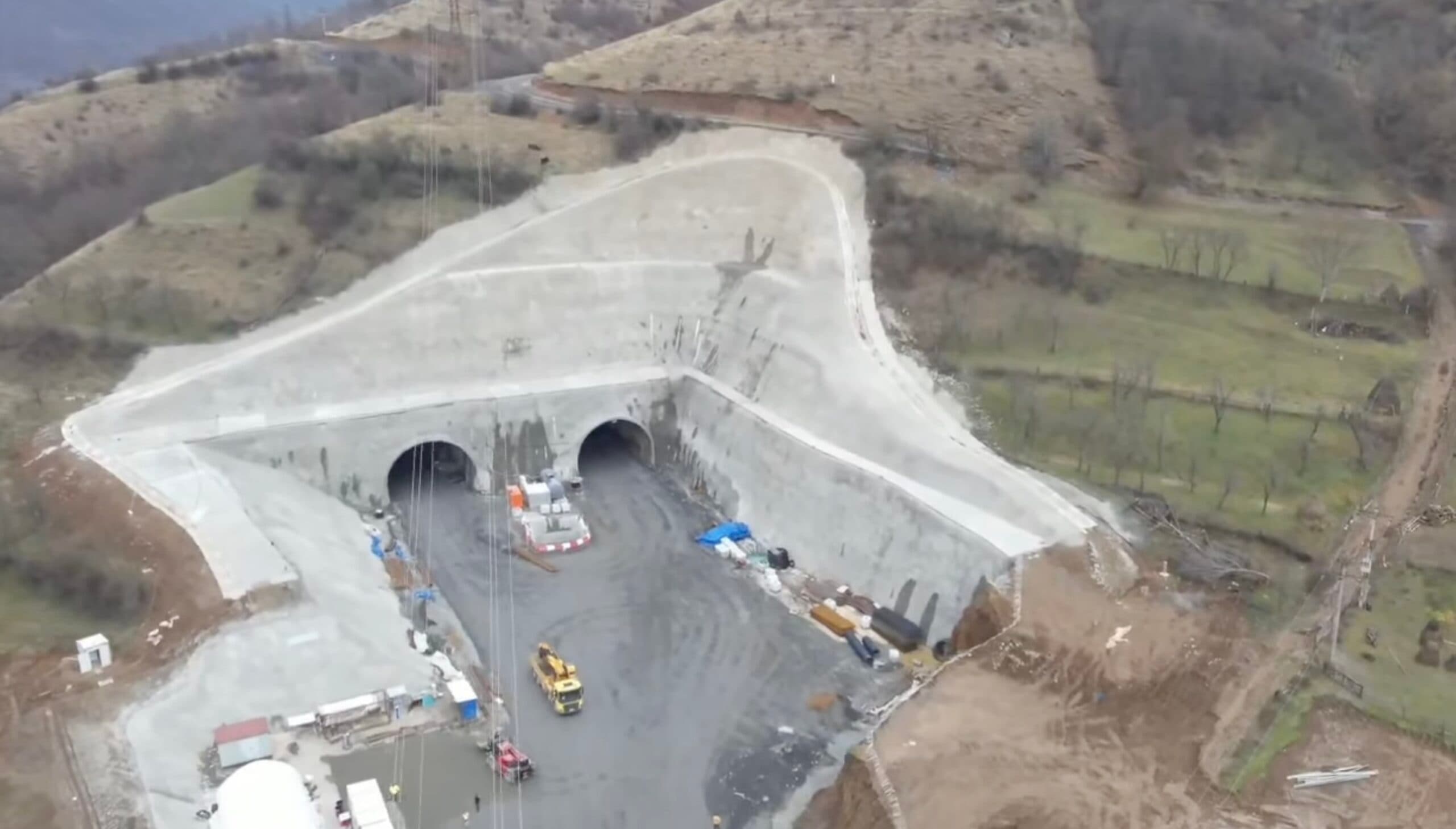 Șoferii români sunt învățați cum să circule prin tunel, pe autostradă: ”Nu oprim, exclus să stăm să facem selfie” / Mai multe tunele vor fi date în folosință pe autostrada Sibiu – Pitești