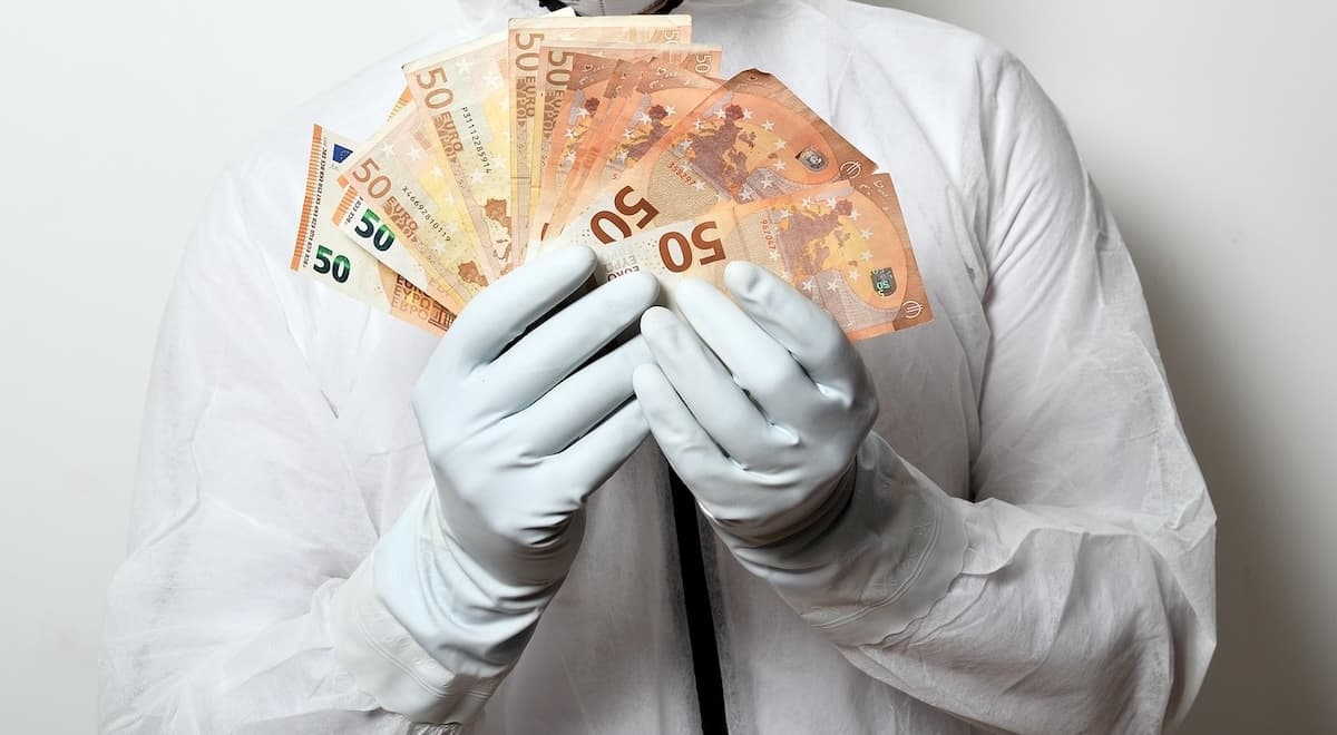 Doi medici de la Spitalul Câmpulung Moldovenesc, anchetaţi pentru luare de mită / Sunt suspectați că ar fi încasat diverse sume de bani şi bunuri necuvenite de la pacienţi sau aparţinătorii acestora