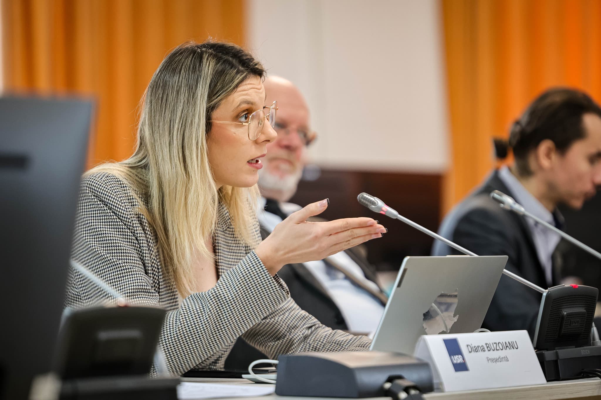 Diana Buzoianu: În aceste vremuri e mai important ca oricând să continuăm să punem reflectorul pe abuzuri. Pe derapajele care ne pot transforma în stat iliberal. Pe corupția din sistem