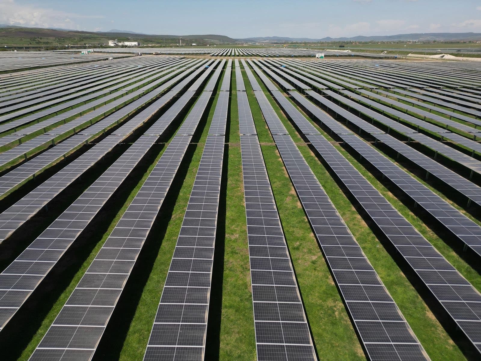 Bulgaria inaugurează la granița cu România unul dintre cele mai mari parcuri solare din țară