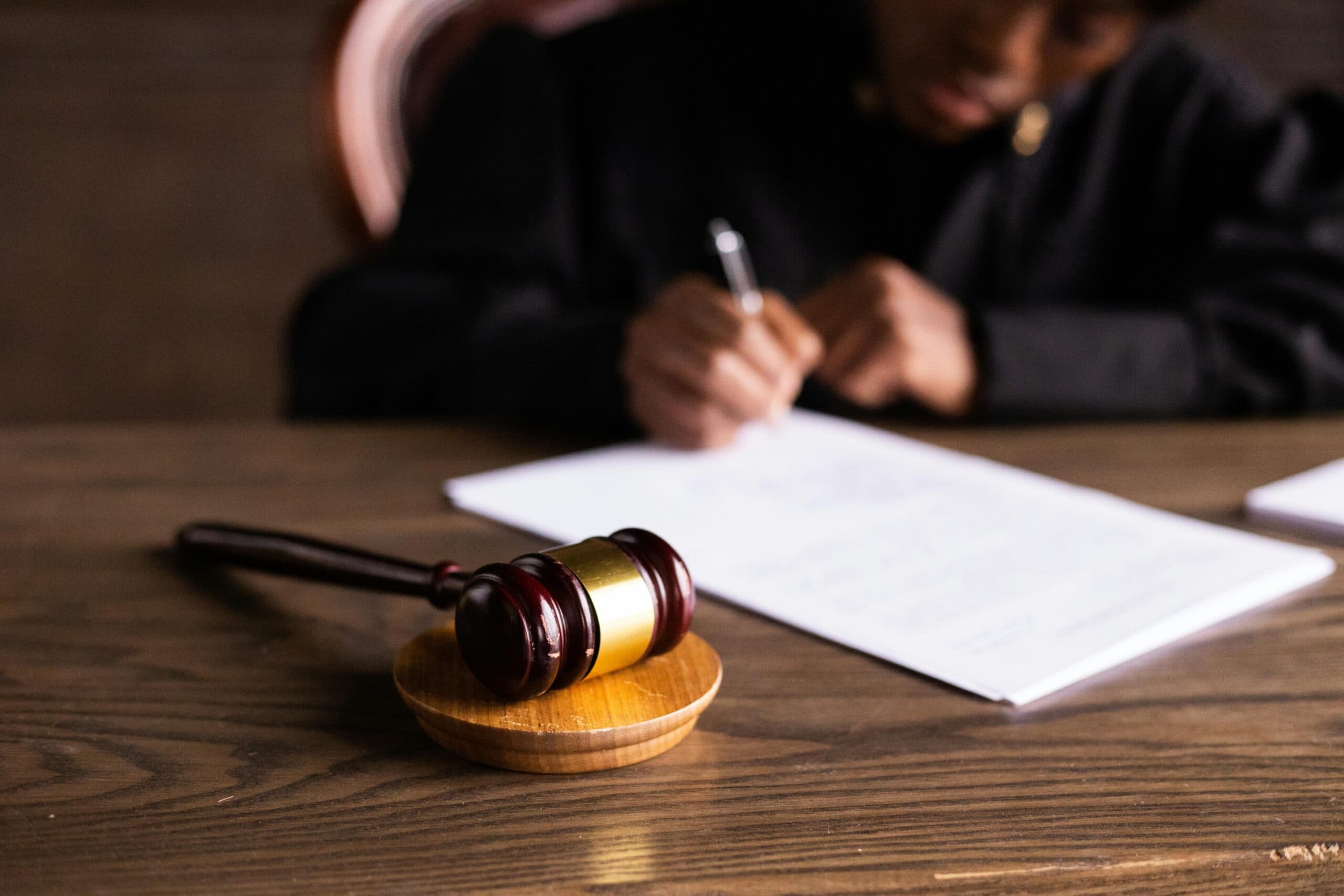 Statul român acceptă relația dintre un bărbat de 35 de ani și o fată de 14 ani, care i-a născut un copil / Condamnat cu suspendare dacă se însoară cu ea / Motivele judecătorului: fata a consimțit, el nu are antecedente penale, aduce bani în casă și vrea să o ia de soție