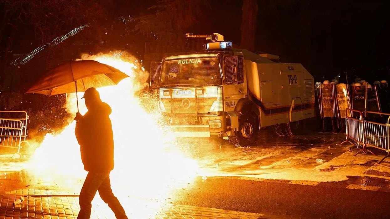 Peste 20 de oameni au fost arestaţi şi trei parlamentari ai opoziţiei au fost spitalizaţi după ciocniri în capitala albaneză Tirana