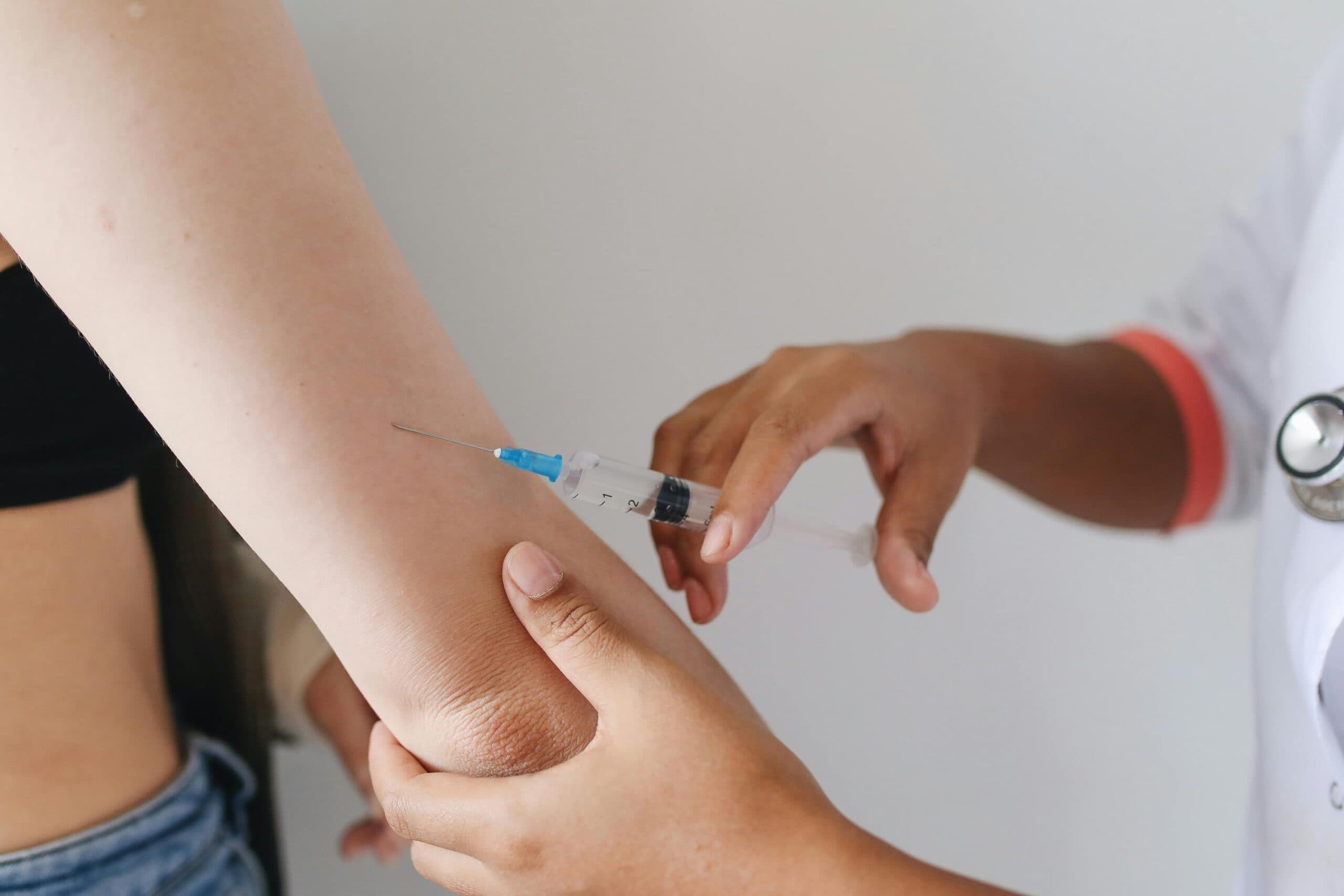 Peste 19.000 de copii din România nu a fost vaccinați împotriva rujeolei, oreionului și rubeolei / Aproape 700 de micuți, imunizați în cadrul unei campanii a Institutului Naţional de Sănătate Publică, Ministerului Sănătăţii și Crucii Roşii Române