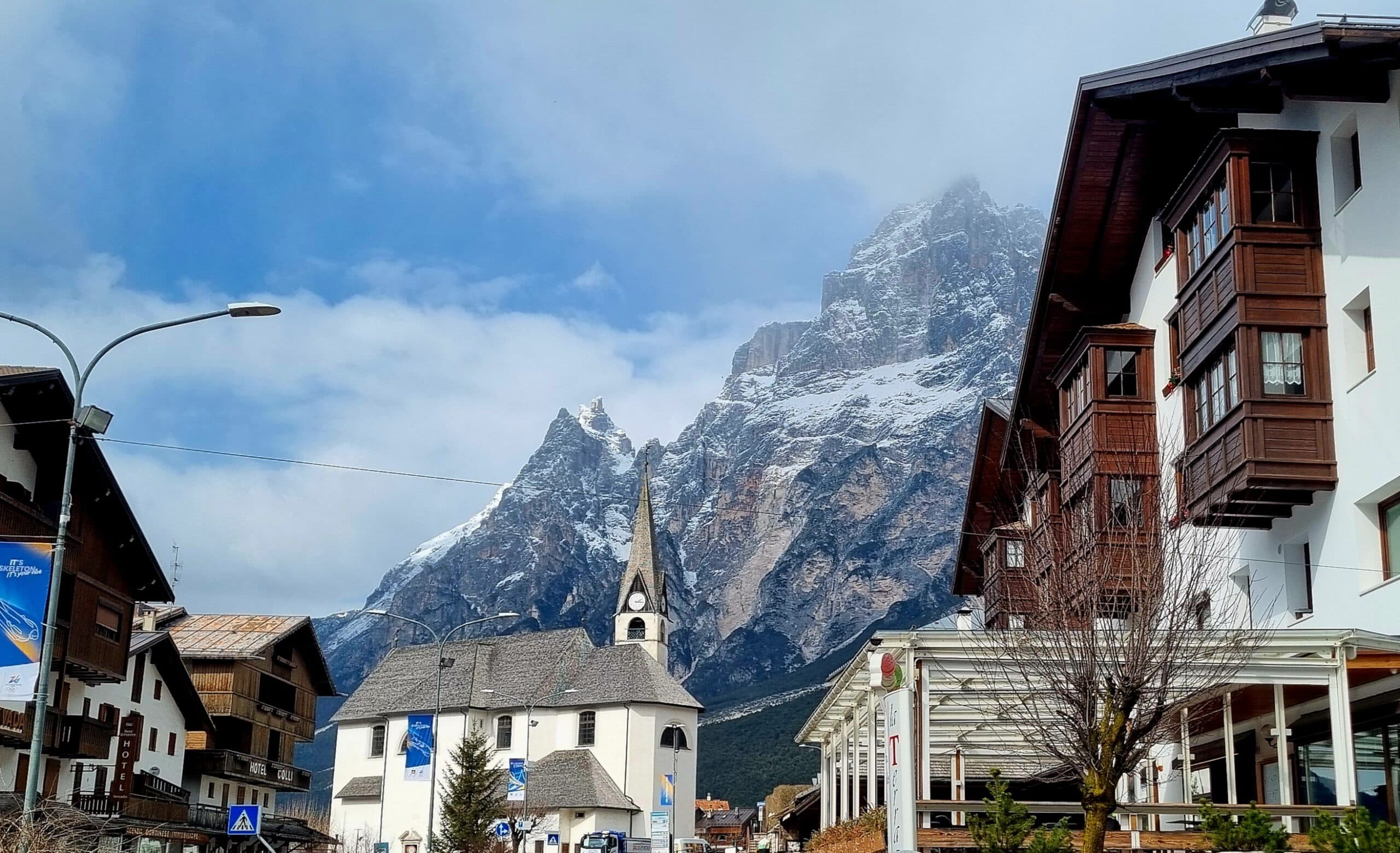 REPORTAJ Cortina d’Ampezzo, după ce s-a stins flacăra olimpică / Șantiere, prețuri de lux și moștenirea de beton și gheață / Viața românilor care lucrează aici