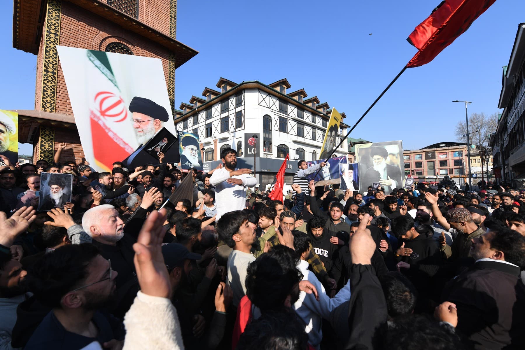 Un bărbat condamnat pentru participarea la o crimă comisă în timpul unor manifestaţii în Iran a fost executat duminică