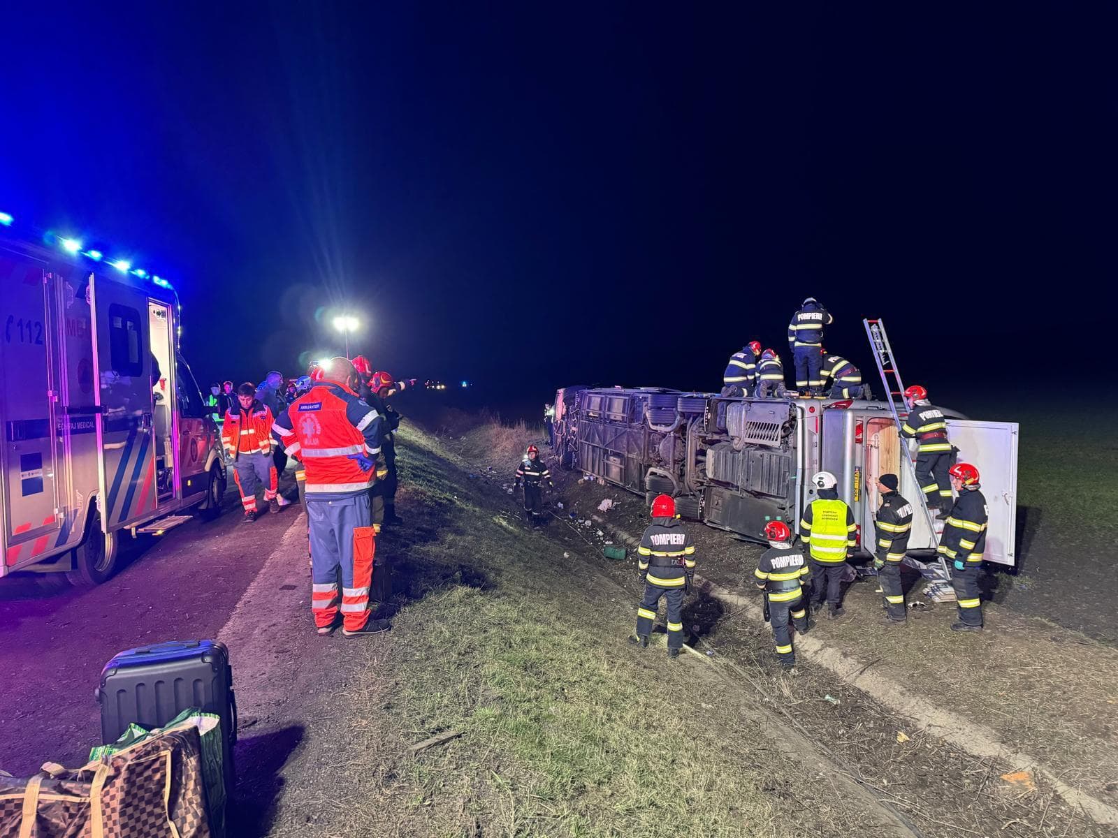 FOTO Autocar cu 44 de persoane, implicat într-un accident rutier, între Galați și Vaslui / Un om a murit, 14 au ajuns la spital