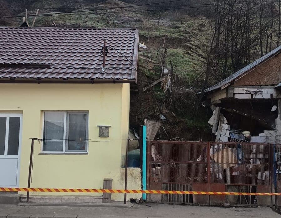 Sinistraţii în urma alunecării de teren din Slatina primesc terenuri şi materiale de construcţie de la Primărie