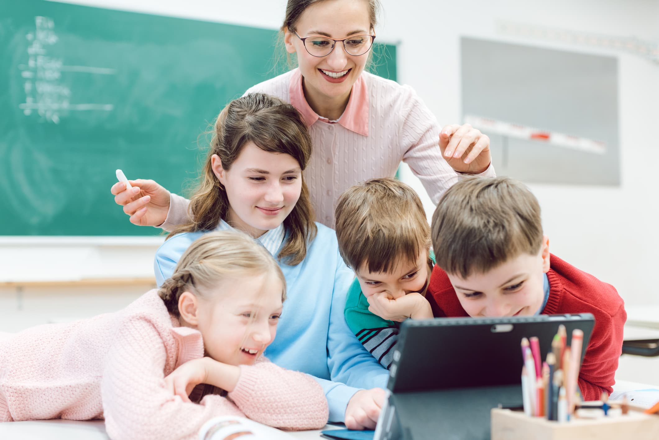 Prima generație a „nativilor digitali”, Gen Z, a ajuns la catedră: ce așteptări au profesorii tineri, cu o cultură mult diferită de generațiile anterioare? – Analiză EdWeek