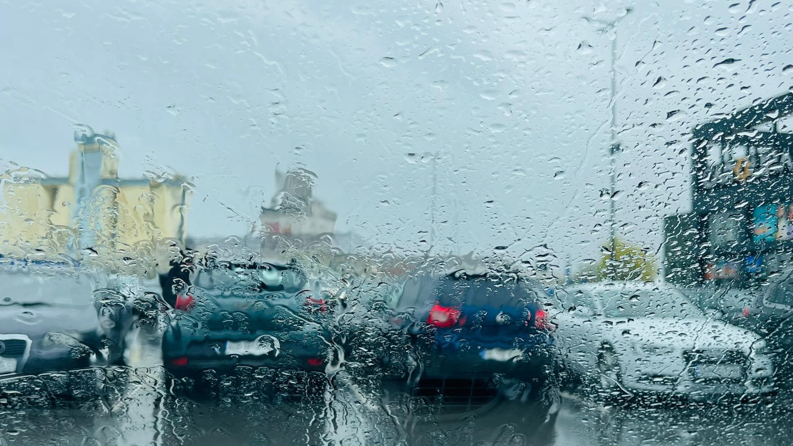 Cod galben de vijelii, grindină și ploi torențiale în cea mai mare parte a țării