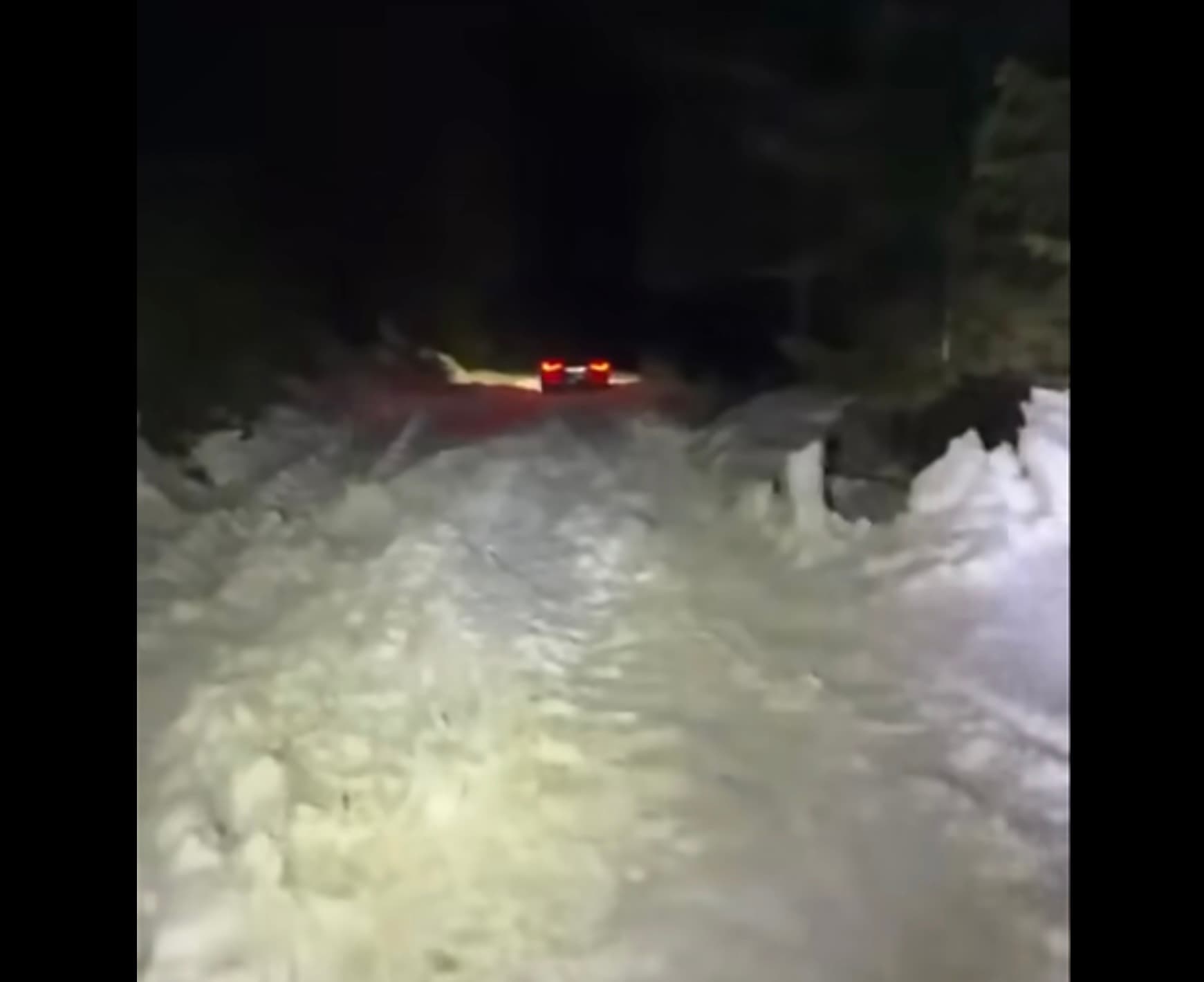 Un bărbat și fiul său au rămas înzăpeziți cu mașina în zona Cheile Oltețului, în noaptea de Înviere / A fost solicitată intervenția jandarmilor montani și a salvamontiștilor