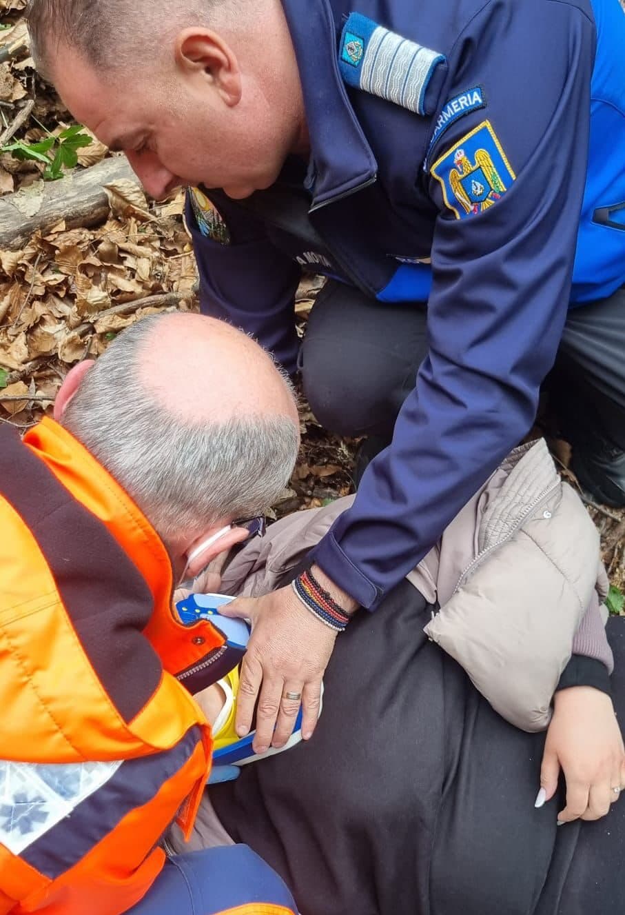 Doi tineri au căzut cu ATV-ul opt metri într-un pârâu, pe Valea Păușa. Intervenție de urgență a jandarmilor montani din Călimănești