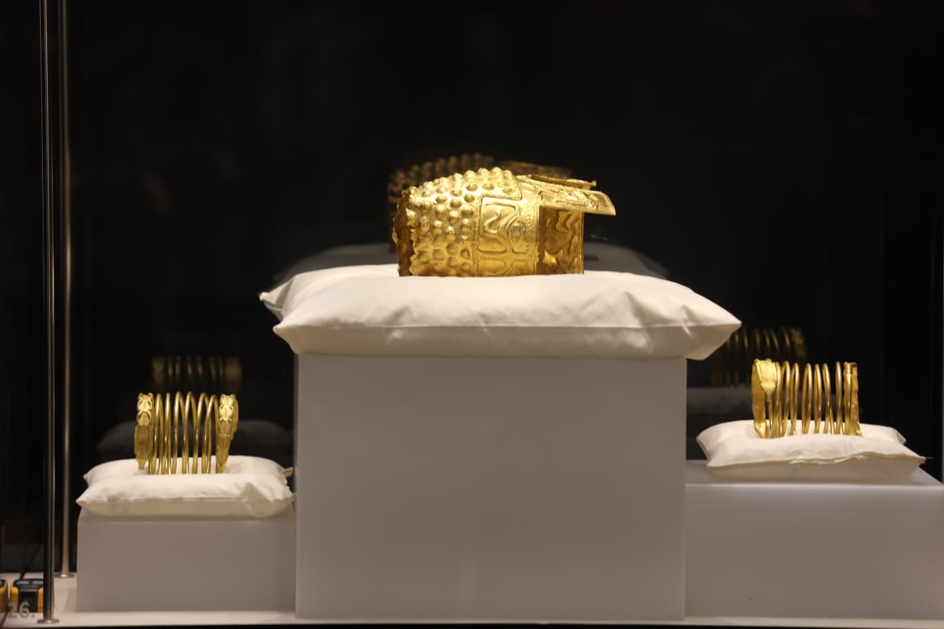 GALERIE FOTO: Cum arată Coiful de la Coțofenești și brățările dacice repatriate din Olanda / Artefactele sunt expuse pentru 12 zile la Muzeul Național de Istorie