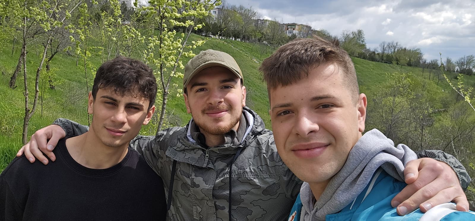 FOTO În Vinerea Mare, trei prieteni au curăţat parcul din Galaţi unde au copilărit