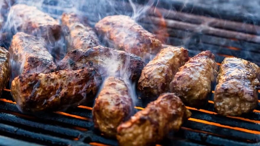VIDEO | Premieră pentru gastronomia românească: micii au ajuns la unul dintre cele mai mari festivaluri de carne din lume / Chef Pop Arnold Emerson: „România are multe preparate care pot fi puse în valoare”