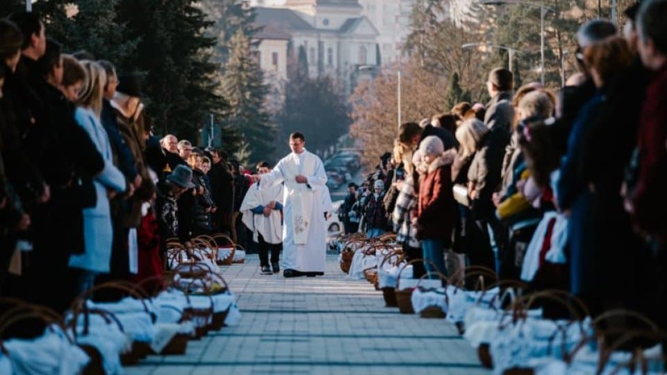 Harghita: Cea mai mare ceremonie de sfințire a bucatelor de Paștele Catolic din Bazinul Carpatic, la Miercurea-Ciuc