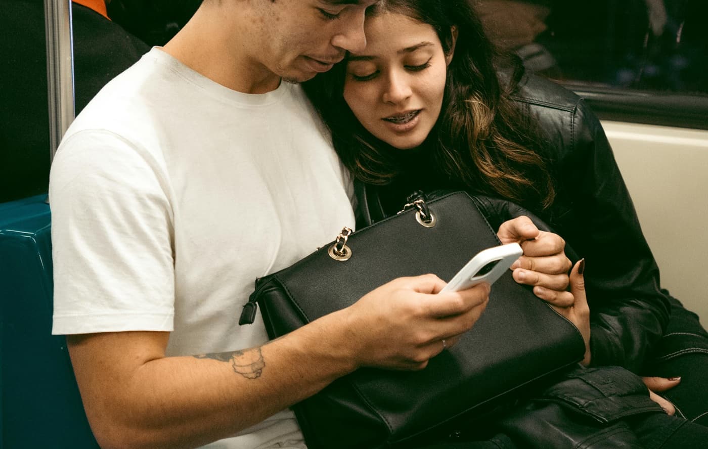Peste jumătate dintre europeni recunosc că se uită la ecranul telefonului unui străin în public (studiu)