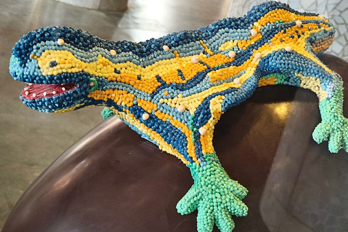 Ouă de ciocolată cu decorațiuni și simboluri inspirate de arta lui Gaudi/ Celebrul Parc Güell, locul ineditei expoziții
