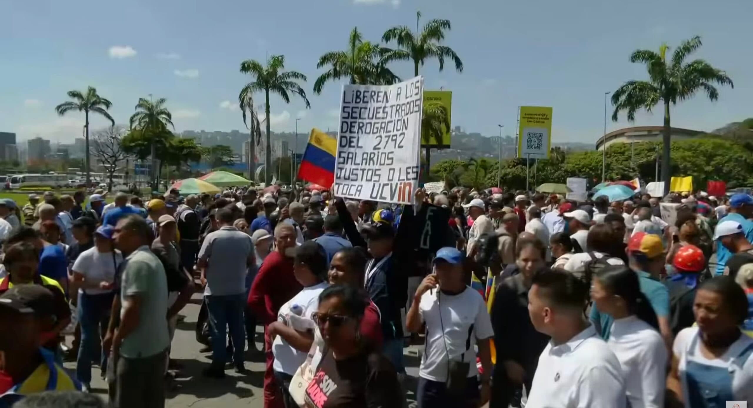 Tiruri cu gaze lacrimogene împotriva manifestanţilor din Venezuela, care se îndreptau spre palatul prezidenţial din Caracas