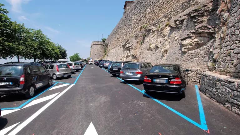 O româncă de 50 de ani l-a băgat în spital pe un bărbat, în San Marino: i-a dat un pumn în față / Cei doi s-au certat pentru un loc de parcare