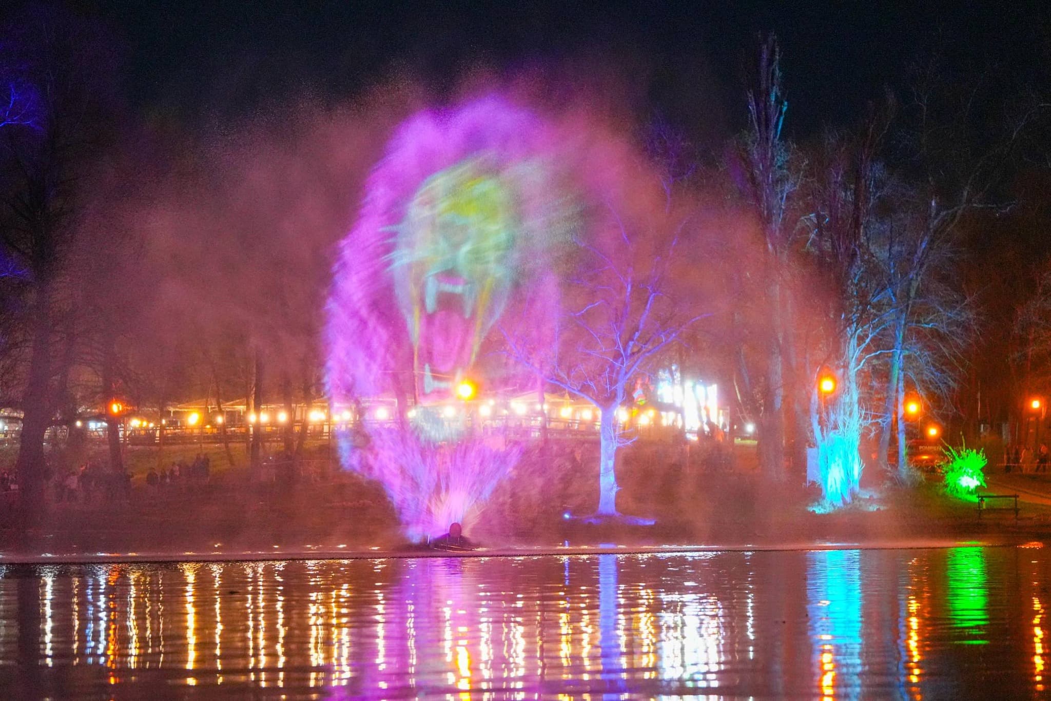 FOTOGALERIE | Târgul de Paște din Craiova s-a deschis duminică seara: cel mai așteptat moment a fost spectacolul de holograme proiectate pe lac