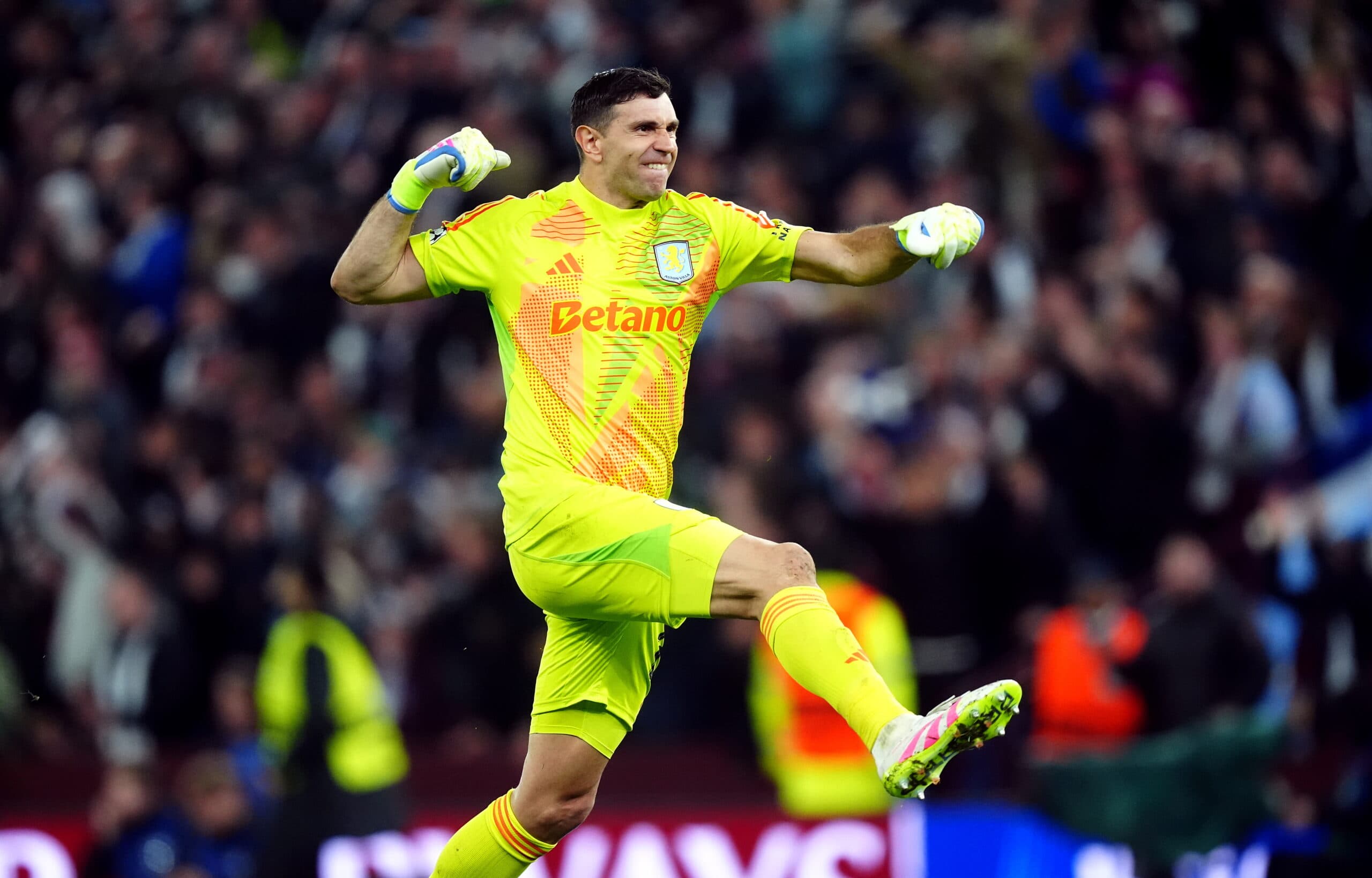 Emiliano Martinez, eroul dintre buturi: Portarul argentinian a câștigat finala Europa League cu un deget de la mână rupt și fără să primească gol