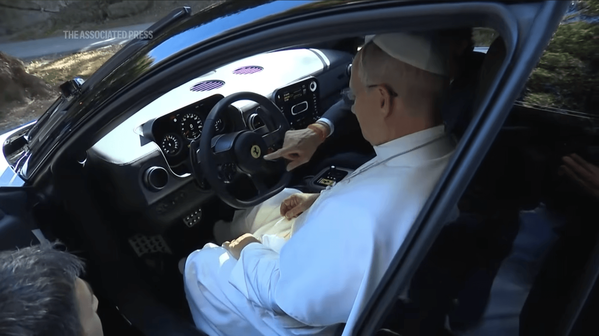 VIDEO | Papa Leon a testat Luce, primul Ferrari electric din istorie