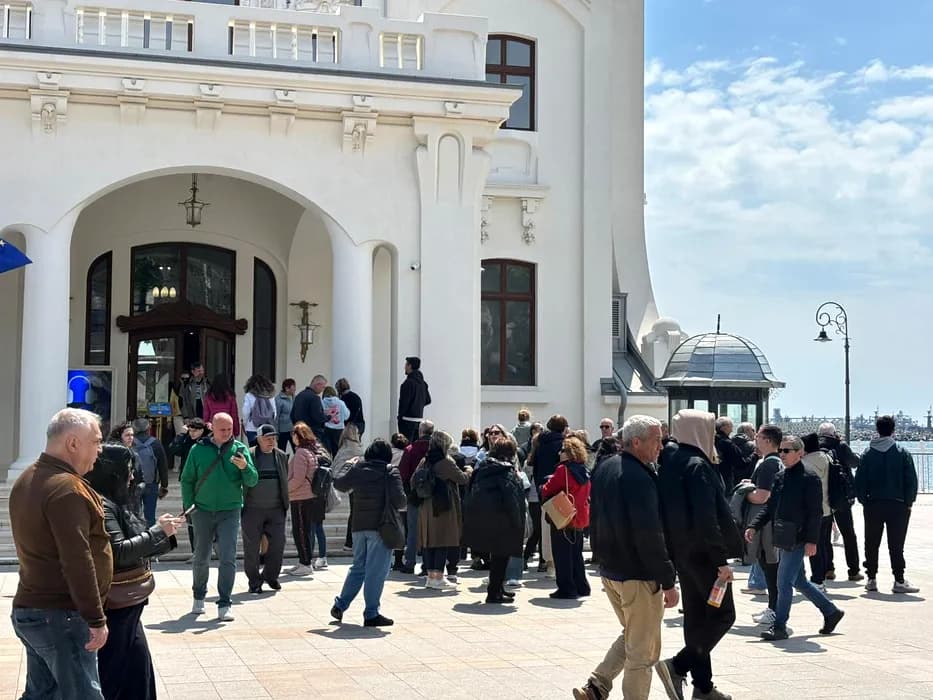 Faleza din fața Cazinoului din Constanța a devenit neîncăpătoare în mini vacanța de 1 Mai / Cât costă un bilet de intrare