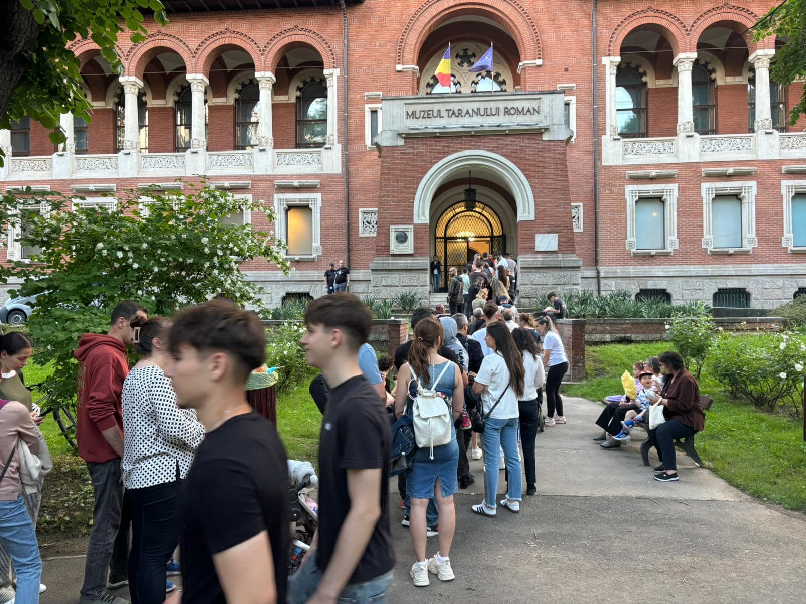 VIDEO FOTO Noapte Muzeelor – cozi la Antipa și Muzeul Țăranului Român