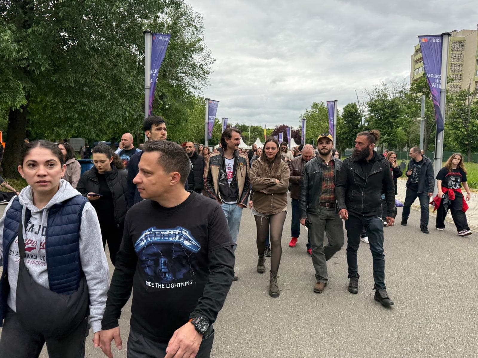VIDEO Fanii Metallica numără minutele până la începerea concertului / Aglomerație și restricții de trafic în zona Arenei Naționale, jandarmii recomandând intrarea intrarea Maior Coravu