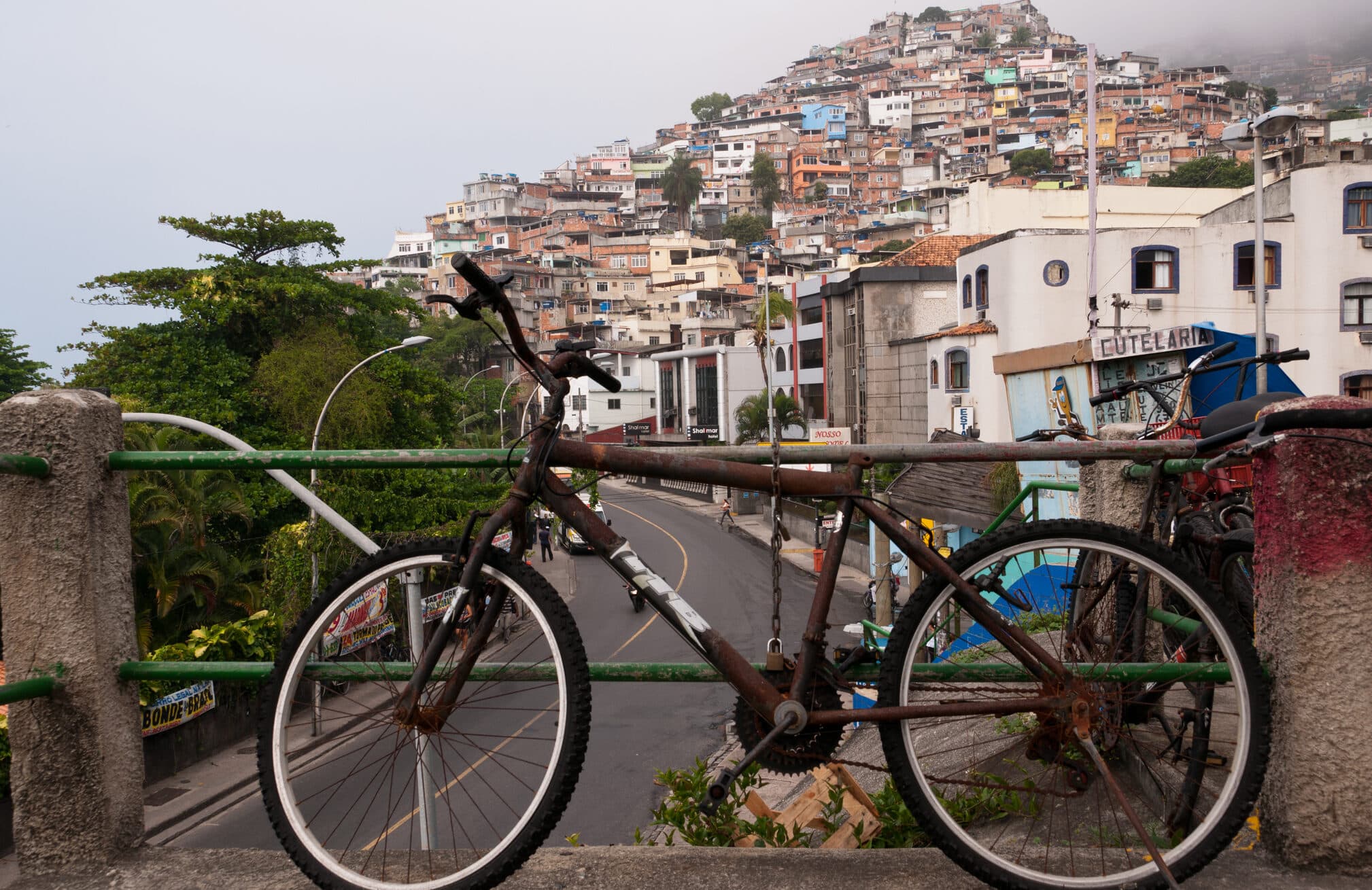 De la „no-go zone” la atracție globală: Cum au transformat rețelele sociale și turismul de experiență favelele din Rio de Janeiro în destinații magnet pentru străini