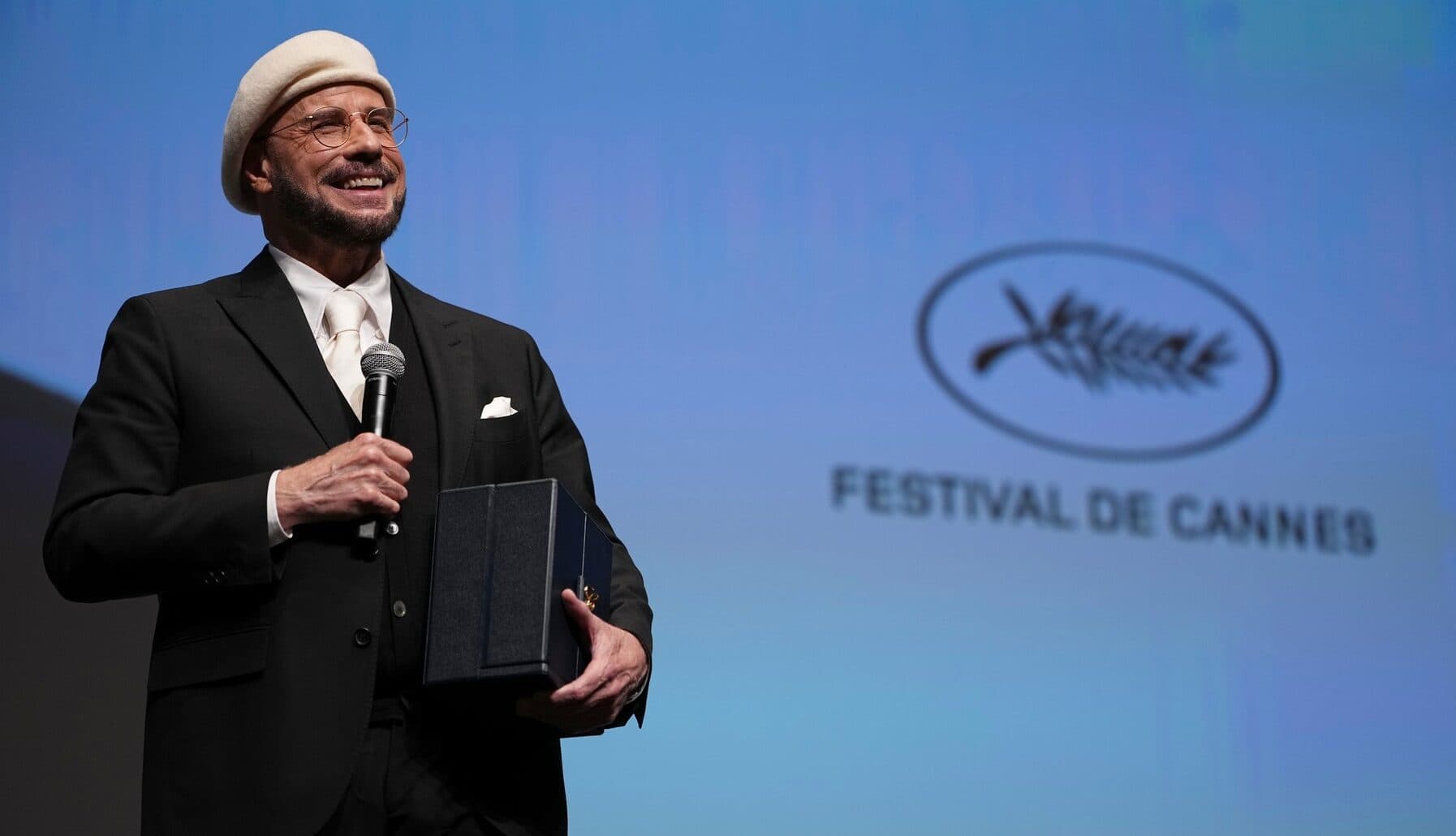 John Travolta a primit un Palme d’Or surpriză la festivalul de film de la Cannes