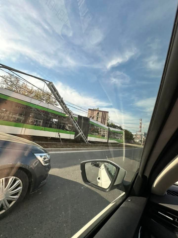 Un tramvai a deraiat în Sectorul 6 din Capitală / Mai multe persoane, rănite ușor / Un stâlp de electricitate, rupt