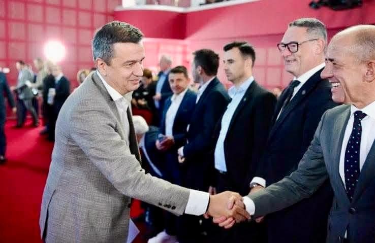 Secretarul de stat din Ministerul Agriculturii, Florian-Emil Dumitru (PNL), îi cere demisia din funcție șefului APIA, Adrian Pintea (PSD), după ce a fost inculpat de DNA pentru instigare la abuz în serviciu / APIA este instituția care gestionează miliarde de euro din fonduri europene