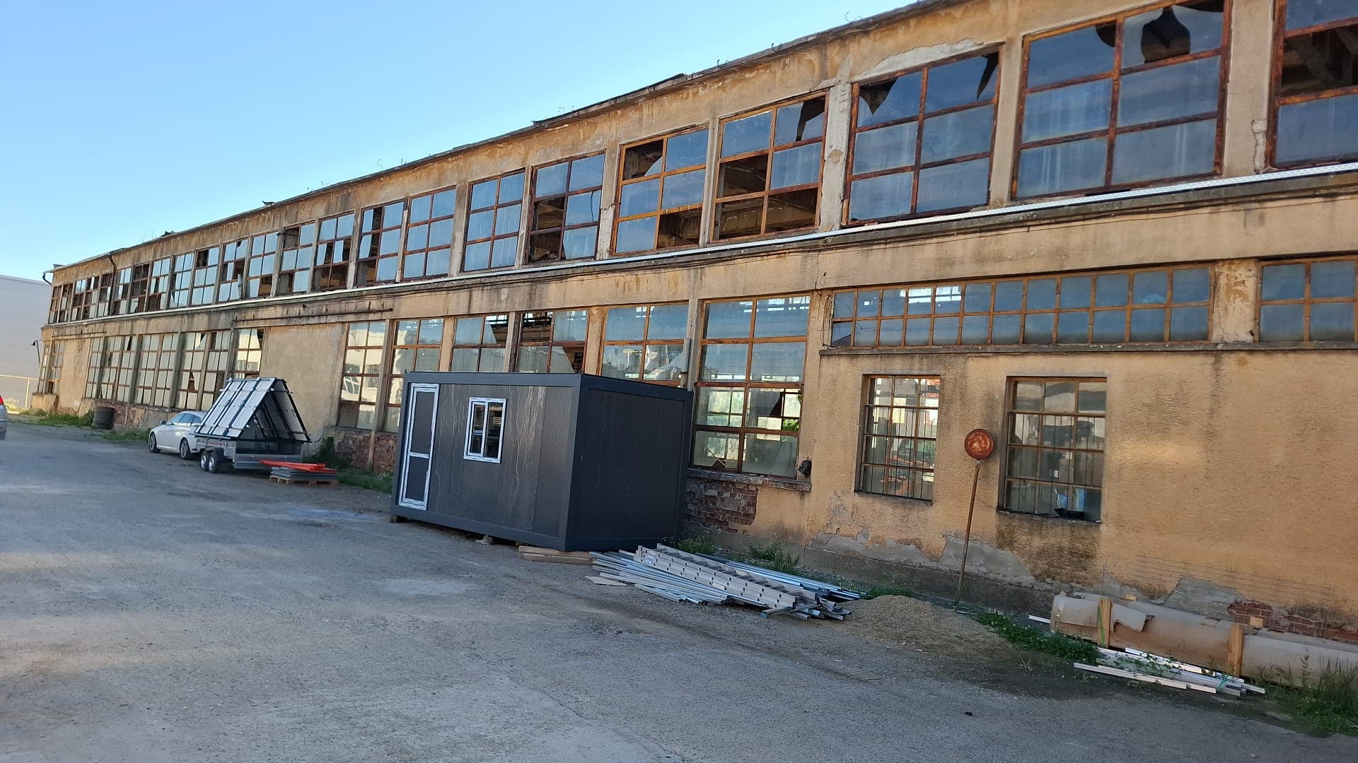 EXCLUSIV | Radiografia eșecului statului în administrarea propriilor companii. Studiu de caz Uzina Mecanică Orăștie: de la producția de aruncătoare de grenade cu 5000 de angajați, la hale părăsite și copaci crescuți într-o fabrică unde au mai rămas 90 de salariați