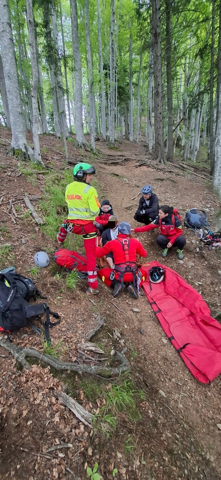Biciclist accidentat grav în Munții Făgăraș / Un medic a ajuns la el după ce a coborât cu troliul din elicopter